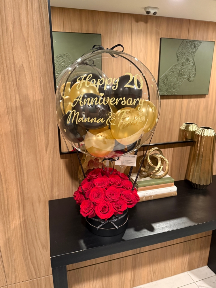 Hot Air Balloon - Red Roses/Black Box